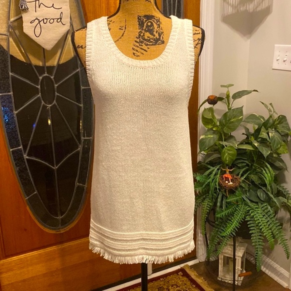 EUC Artisan NY Sleeveless Sweater top with fringe, Sz. M.